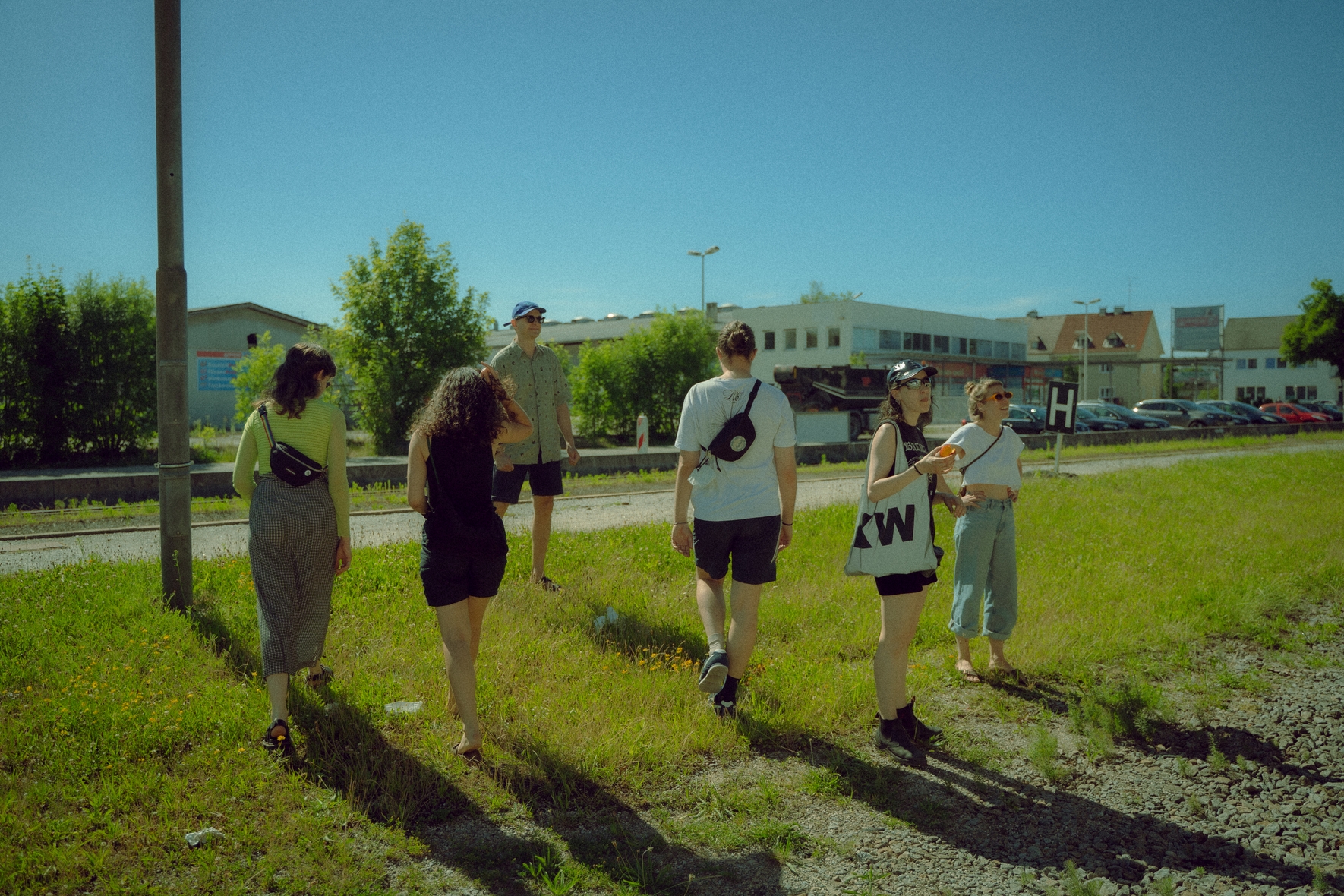 YOUKI, young people walking, gras, trainstation